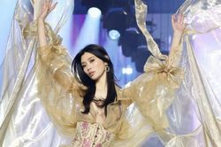 T&acirc;m sự của Hề Mộng Dao khi quay lại diễn Victoria's Secret sau 8 năm