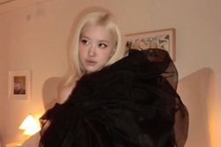 Ros&eacute; (BLACKPINK) g&acirc;y sốt với v&aacute;y xẻ cao t&aacute;o bạo