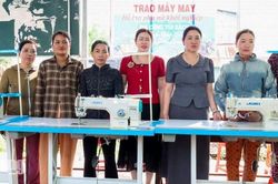 An Biên hỗ trợ máy may, tặng quà phụ nữ và học sinh