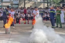 Hơn 900 gi&aacute;o vi&ecirc;n, học sinh thực h&agrave;nh chữa ch&aacute;y, cứu nạn, cứu hộ
