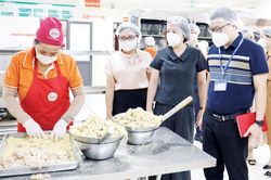 Gi&aacute;m s&aacute;t bữa ăn b&aacute;n tr&uacute;, bảo đảm sức khỏe học sinh