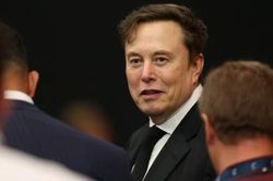 Tỷ ph&uacute; Elon Musk tuy&ecirc;n bố năm tới tặng mỗi trẻ em Mỹ một cổ phiếu SpaceX