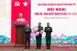 Ban Thường vụ Đảng ủy Qu&acirc;n sự tỉnh c&ocirc;ng bố, trao quyết định về c&ocirc;ng t&aacute;c c&aacute;n bộ