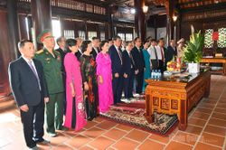 Đoàn Ban Chủ nhiệm Câu lạc bộ Tân Trào Tuyên Quang dâng hương Chủ tịch Hồ Chí Minh
