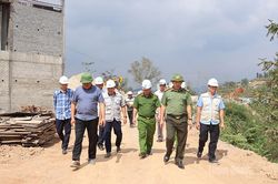 Kiểm tra tiến độ x&acirc;y dựng trường nội tr&uacute; x&atilde; Thắng Mố