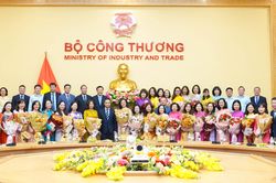 Bộ C&ocirc;ng Thương gặp mặt nữ l&atilde;nh đạo Bộ v&agrave; c&aacute;c đơn vị nh&acirc;n Ng&agrave;y Phụ nữ Việt Nam 20/10