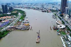 Cầu đi bộ qua sông Sài Gòn chờ đón nhịp chính 3.400 tấn để kết nối toàn tuyến