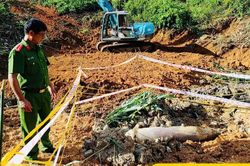 Quảng Ng&atilde;i: Đ&agrave;o ao trữ nước, ph&aacute;t hiện quả bom c&ograve;n s&oacute;t lại sau chiến tranh