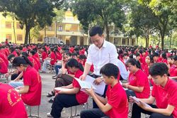 Ph&uacute; Thọ: Bệnh viện T&acirc;m thần Vĩnh Ph&uacute;c truyền th&ocirc;ng, s&agrave;ng lọc sức khỏe t&acirc;m thần học đường tại Trường THPT Văn Qu&aacute;n