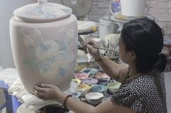 Lưu giữ v&agrave; ph&aacute;t triển tinh hoa nghề gốm truyền thống th&ocirc;ng qua mẫu m&atilde; đa dạng, h&igrave;nh d&aacute;ng độc đ&aacute;o