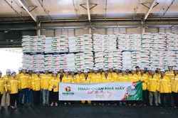 Khi người n&ocirc;ng d&acirc;n trở th&agrave;nh vị kh&aacute;ch đặc biệt của Nh&agrave; m&aacute;y Ph&acirc;n b&oacute;n C&agrave; Mau