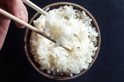 S&aacute;ng ăn cơm nguội c&oacute; gi&uacute;p hạ đường huyết?