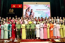 Nữ c&aacute;n bộ Cục Ngoại tuyến giỏi nghiệp vụ, kh&eacute;o dạy con thời đại số