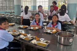 TP Hồ Ch&iacute; Minh đưa n&ocirc;ng sản của người n&ocirc;ng d&acirc;n đến thẳng trường học