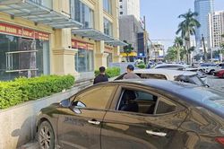 Nhiều ô tô đỗ sân chung cư ở Nghệ An bất ngờ bị đập vỡ kính hàng loạt