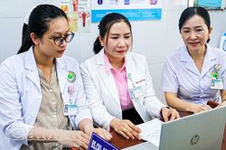 Những đoá hồng lặng lẽ góp sức cho quê hương