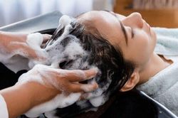 T&oacute;c rụng thưa đến lộ cả da đầu, t&ocirc;i ki&ecirc;n tr&igrave; &aacute;p dụng 5 quy tắc chăm s&oacute;c để t&oacute;c đen d&agrave;y trở lại