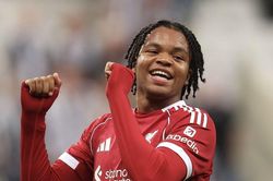 Liverpool đàm phán gia hạn hợp đồng với tài năng trẻ Rio Ngumoha