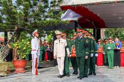 Tri &acirc;n những người ng&atilde; xuống để cho đất nước h&ograve;a b&igrave;nh, tự do