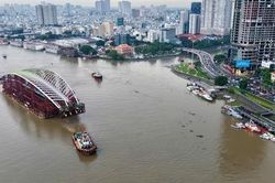 Lai dắt nhịp cầu hơn 3.400 tấn 'vượt biển' về trung t&acirc;m TPHCM