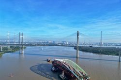 Ngắm 'l&aacute; dừa nước' 3.400 tấn vượt cầu tĩnh kh&ocirc;ng cao nhất Việt Nam