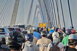 Ô tô lao qua dải phân cách trên cầu Nhật Tân, hướng đi sân bay Nội Bài tắc dài