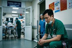 Xong ca mổ, bác sĩ quay sang đồng nghiệp: 'Mẹ anh vừa mất, anh xin về trước nhé'