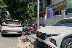 Giá gửi xe vỉa hè phải tăng 2-3 lần mới giảm ô tô chen chúc vào nội đô Hà Nội