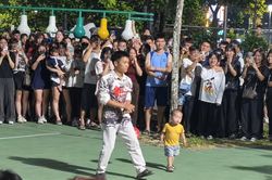 Bắc Ninh: Thanh niên nhảy múa ở công viên Lãm Làng bị công an mời về trụ sở