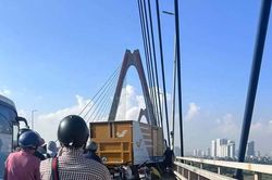Xe thư báo lao qua dải phân cách gây ùn tắc trên cầu Nhật Tân