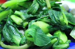 Luộc rau n&ecirc;n đậy vung hay mở vung để rau giữ m&agrave;u xanh tươi?