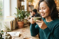 Uống tr&agrave; xanh mỗi ng&agrave;y, người sau 50 tuổi cần lưu &yacute; g&igrave;?