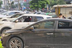 H&agrave;ng loạt &ocirc; t&ocirc; bị đập vỡ k&iacute;nh trước chung cư ở Nghệ An