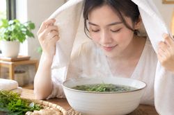 Mắc c&uacute;m A c&oacute; n&ecirc;n x&ocirc;ng l&aacute; để giảm triệu chứng?