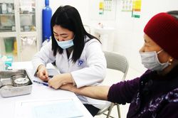 Ho&agrave;n thiện ch&iacute;nh s&aacute;ch chăm s&oacute;c người cao tuổi