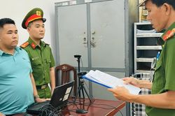Người đ&agrave;n &ocirc;ng giở 'th&oacute;i c&ocirc;n đồ' b&oacute;p cổ, đ&aacute;nh t&agrave;i xế &ocirc; t&ocirc; nhập viện sau va chạm giao th&ocirc;ng