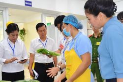 Sửa Luật An to&agrave;n thực phẩm: Siết kiểm so&aacute;t từ sản xuất đến b&agrave;n ăn
