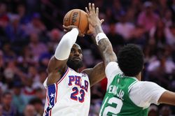 LeBron James ra mắt đội b&oacute;ng mới ở trận khai m&agrave;n NBA