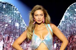 Victoria's Secret mắc kẹt trong chuẩn mực gợi cảm cũ