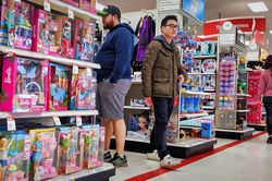 V&igrave; sao b&uacute;p b&ecirc; Barbie v&agrave; &ocirc;t&ocirc; đồ chơi ng&agrave;y c&agrave;ng đắt ở Mỹ?
