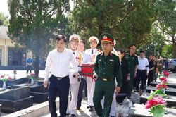 Cao Bằng truy điệu, an t&aacute;ng h&agrave;i cốt liệt sĩ Ho&agrave;ng Ngọc Lầu sau 47 năm