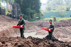 Tiếp tục triển khai c&ocirc;ng t&aacute;c t&igrave;m kiếm, quy tập h&agrave;i cốt liệt sĩ tại c&ocirc;ng vi&ecirc;n L&ecirc; Thị Ri&ecirc;ng