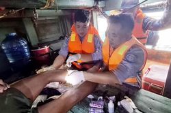Bộ Tư lệnh V&ugrave;ng Cảnh s&aacute;t biển 4 ứng cứu ngư d&acirc;n gặp nạn tr&ecirc;n biển