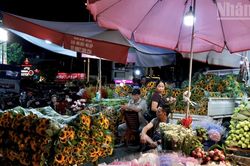 [Ảnh] H&agrave; Nội: Chợ hoa Quảng B&aacute; nhộn nhịp s&aacute;ng sớm ng&agrave;y 20/10