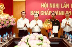 H&agrave; Tĩnh c&ocirc;ng bố quyết định của Ban B&iacute; thư về c&ocirc;ng t&aacute;c c&aacute;n bộ