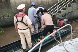Cảnh s&aacute;t đường thủy kịp thời cứu nam thanh ni&ecirc;n nhảy cầu Bến Lức