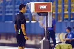 VAR 5 lần v&agrave;o cuộc, trọng t&agrave;i li&ecirc;n tục 'bẻ c&ograve;i' trận C&ocirc;ng an TPHCM-Thể C&ocirc;ng Viettel