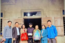 15 năm gieo y&ecirc;u thương, tiếp sức học tr&ograve; ngh&egrave;o