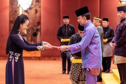 Đại sứ Đỗ Thuỳ Dương tr&igrave;nh Quốc thư l&ecirc;n Quốc vương Brunei Darussalam