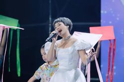 Ca sĩ Ngọc Khu&ecirc;: Phụ nữ kh&ocirc;ng cần ho&agrave;n hảo để được c&ocirc;ng nhận